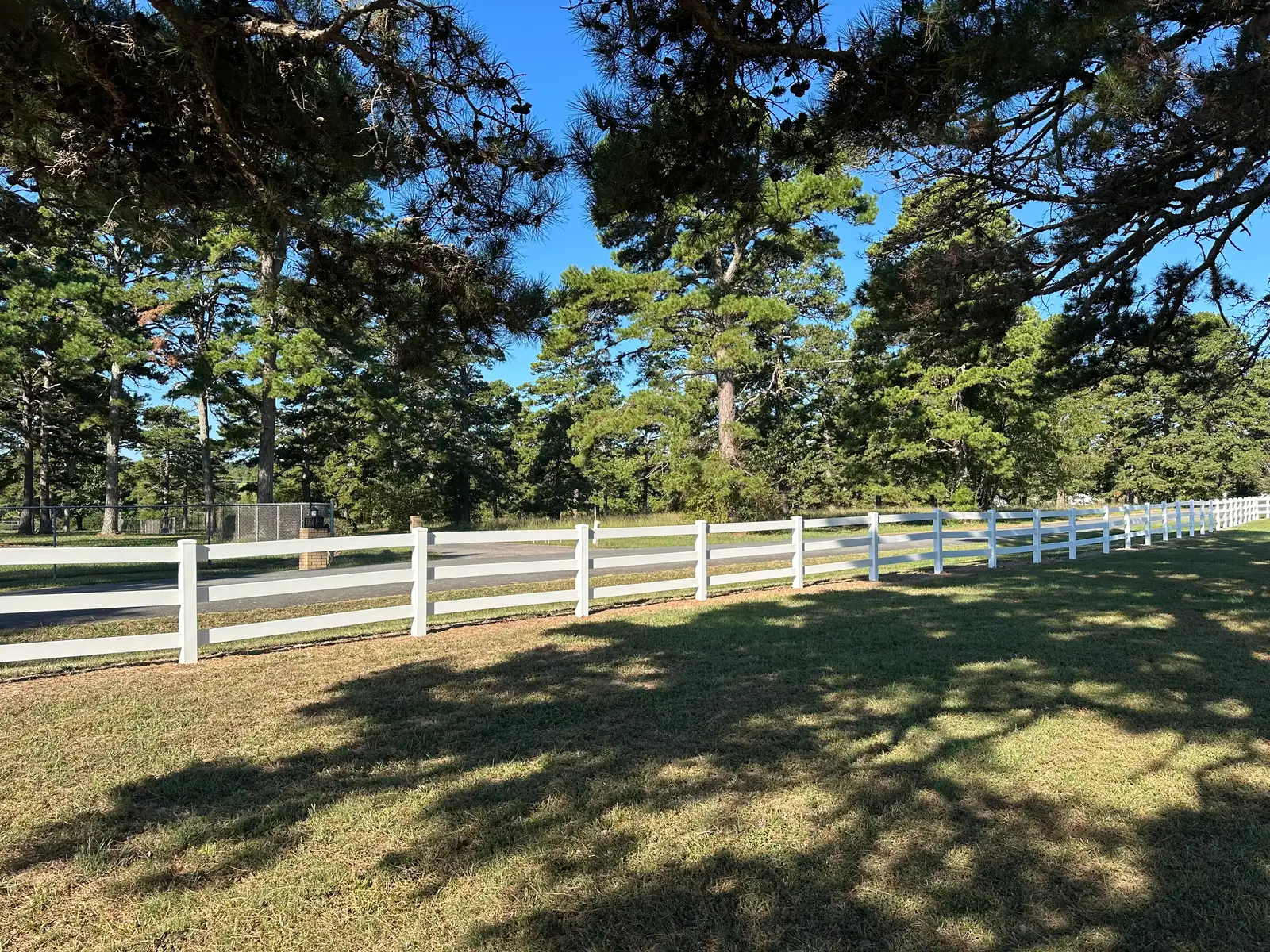 Professional fence washing in Heber Springs, Arkansas — property line