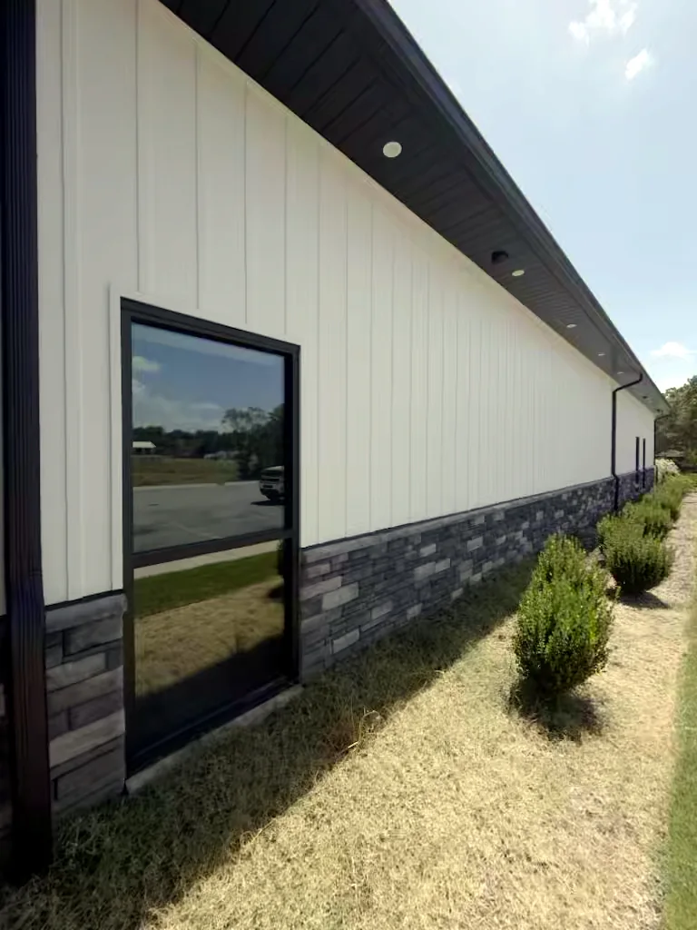 Commercial building long wall in Heber Springs, Arkansas after soft washing — clean, streak-free exterior