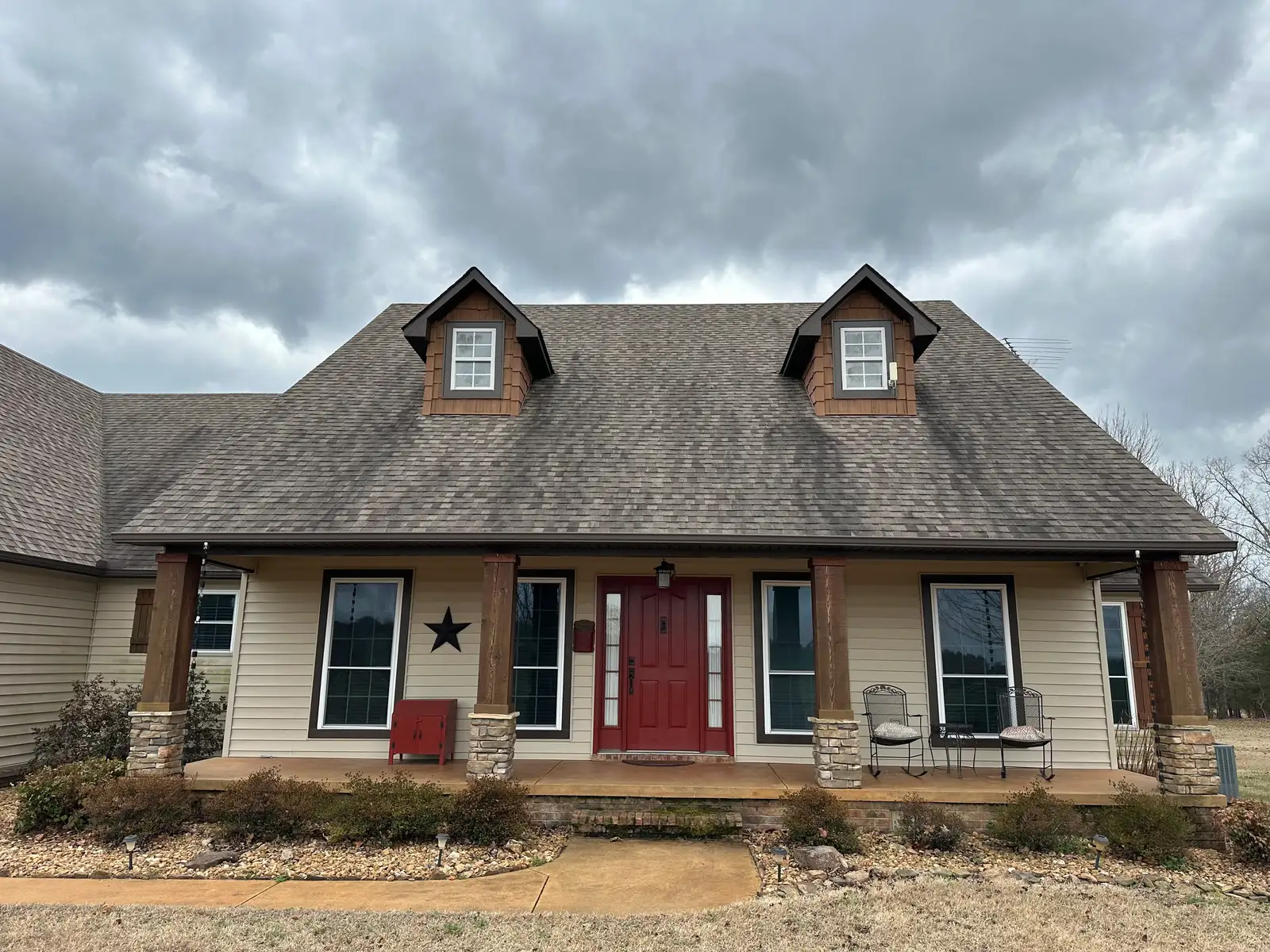 Front of a Heber Springs, Arkansas home before roof soft washing — black algae streaking across the shingles