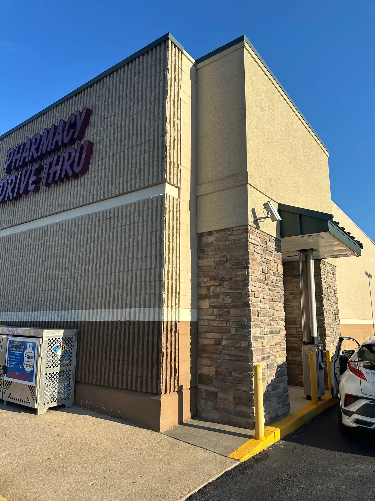 Professional commercial building cleaning in Heber Springs, Arkansas — storefront exterior