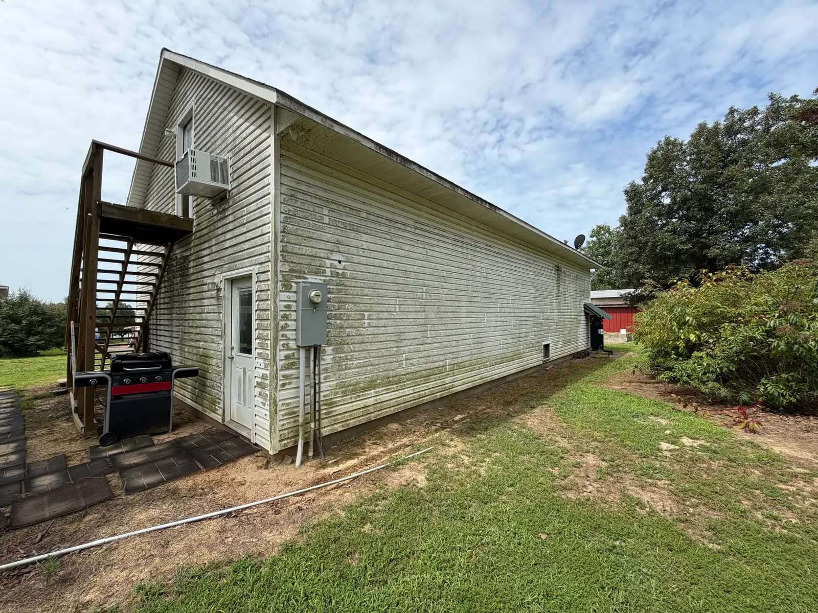 Commercial building side wall soft washed in Heber Springs, Arkansas