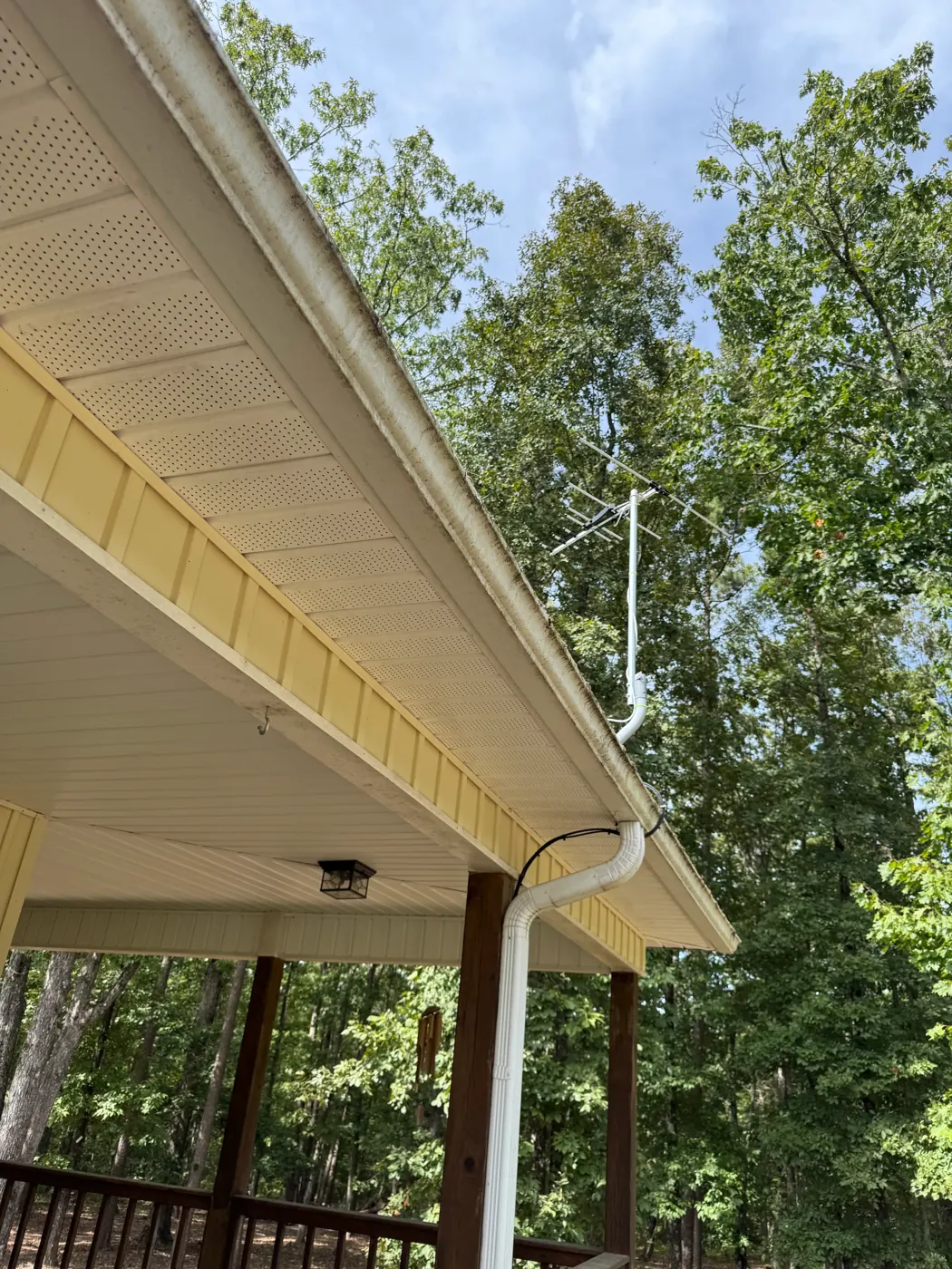 Gutter and soffit line cleaned of debris and black streaking on a Heber Springs home